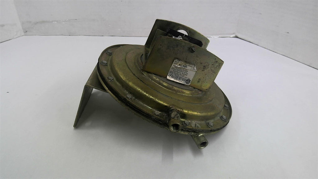 Dwyer 1638 Pressure Switch 10 PSI 480 Volts