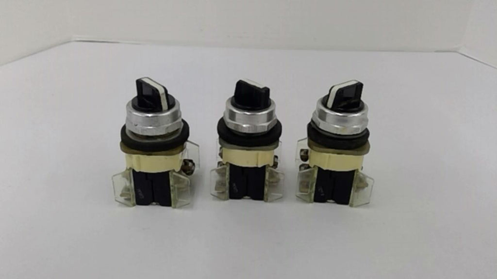 Allen Bradley 800T-H2 2 Position Selector Switch With 2 800T-XA Lot Of 3