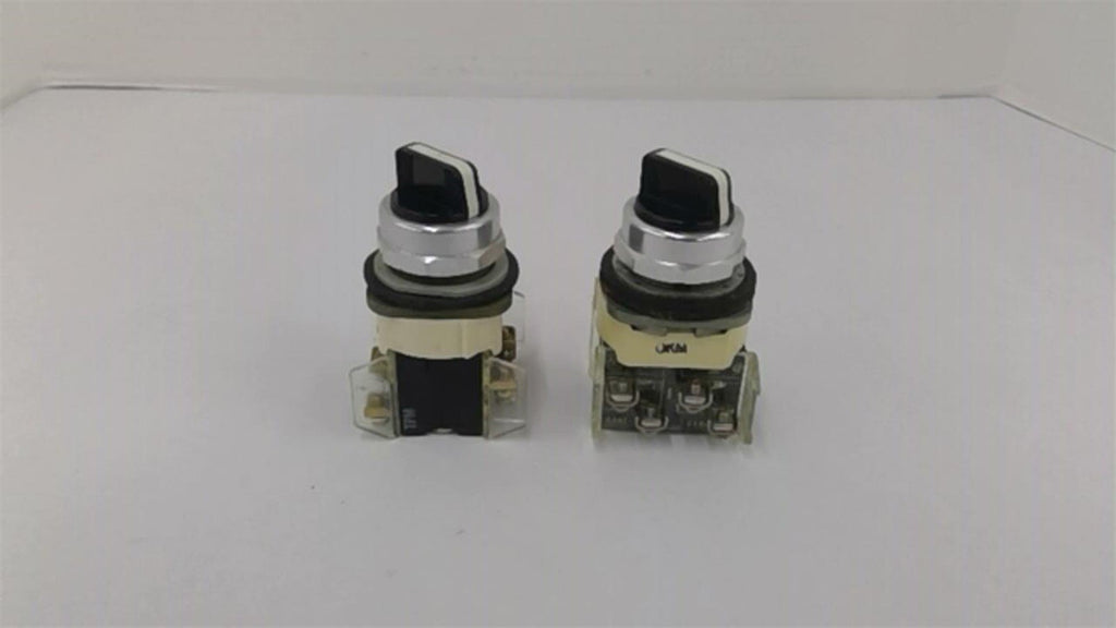 Allen Bradley 800T-H2 2 Position Selector Switch W/2 800T-XA Lot Of 2