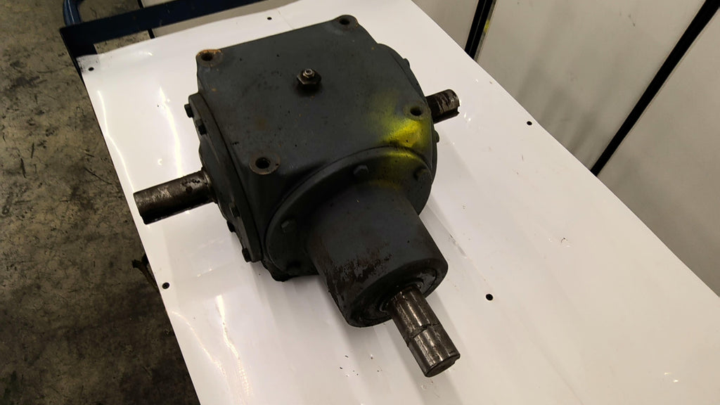 Hub City 0220-59331-800 1:1.5 Tri-Shaft Gear Reducer 42Hp 690Rpm 1-1/2" Shafts