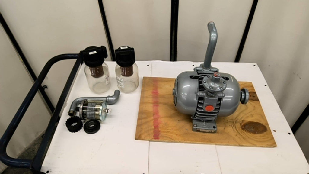 Gast 2565-V2A Oil-Lubricated Rotary Vane Vacuum Pump 1-1/2Hp 21Cfm 28inHg