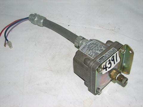 Barksdale Controls Pressure / Vacuum Switch - D1H-180 - 60 Hz - 160 Psi - Used