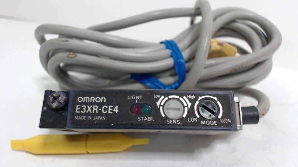 OMRON PHOTOELECTRIC SWITCH - E3XR-CE4 - 12 TO 24 VDC - USED