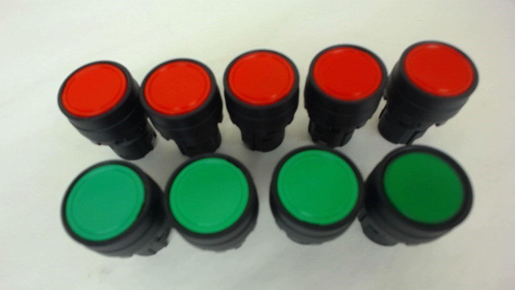 LOT OF 9 22MM PUSHBUTTONS, SWITCH IS NOT INCLUDED, 4EA GREEN, 5EA RED