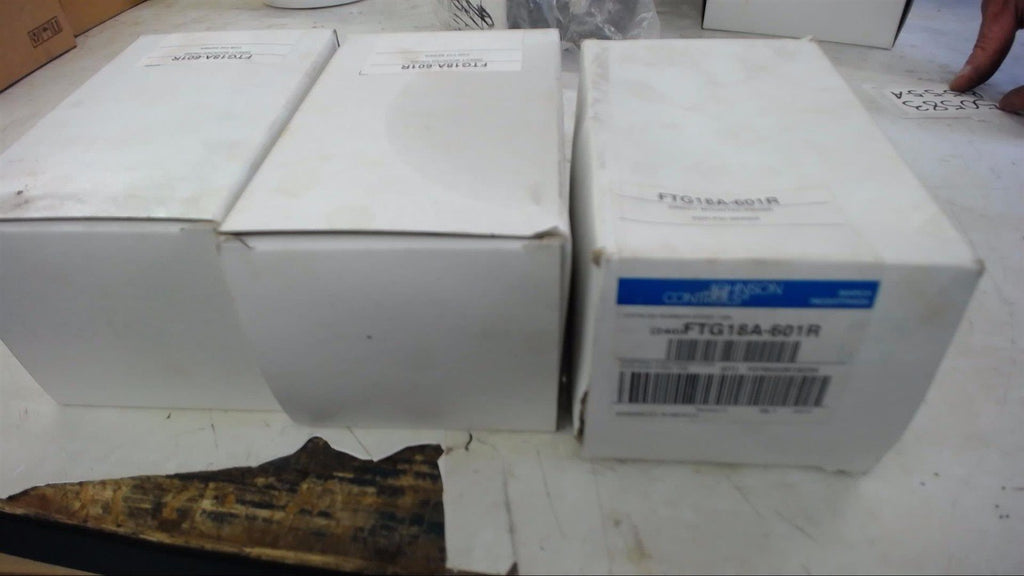 LOT OF 3-- JOHNSON CONTROLS FTG18A-601R MOUNTED PROBE