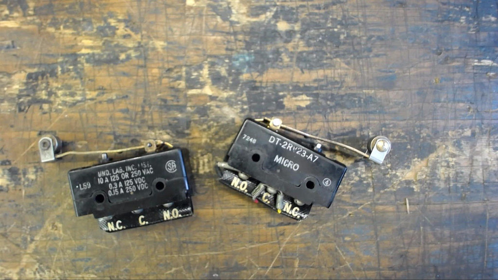 LOT OF 2-- DT-2RV23-A7 MICRO LIMIT SWITCHE 10 AMP 125 VAC