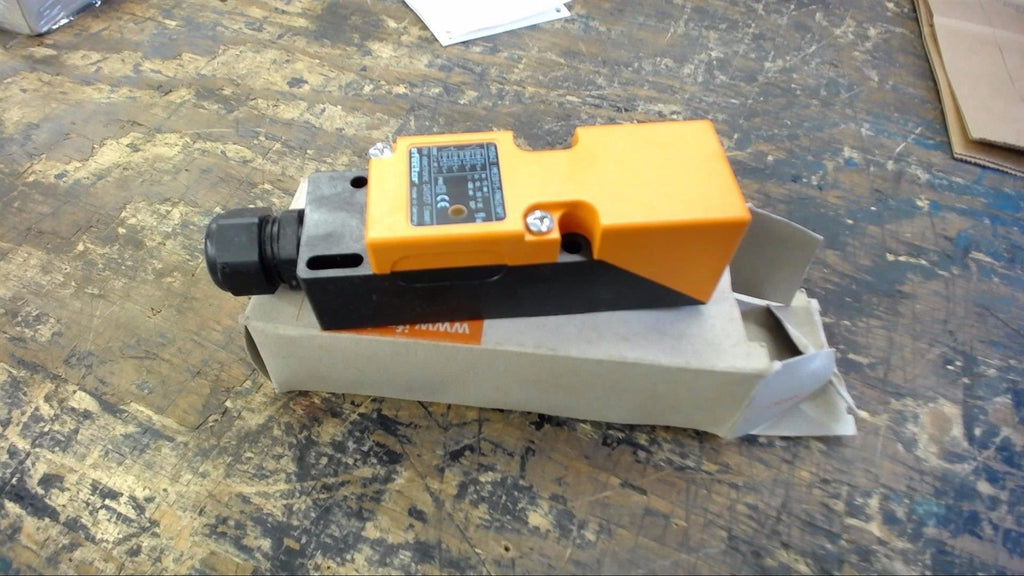 EFFECTOR IM5042 SENSOR 10...55 V DC