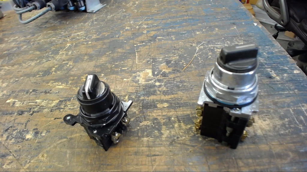 LOT OF 2 --SELECTOR SWITCHES, 1 EA 2 POSTION, 1 EA 3 POSITION