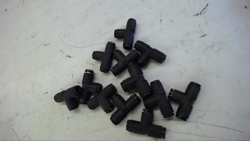 LOT OF 12 -- PLASTIC TEES 11 EA 1/4" X 1/4" X 1/4" 1 EA 5/16" X 5/16" X 5/16"