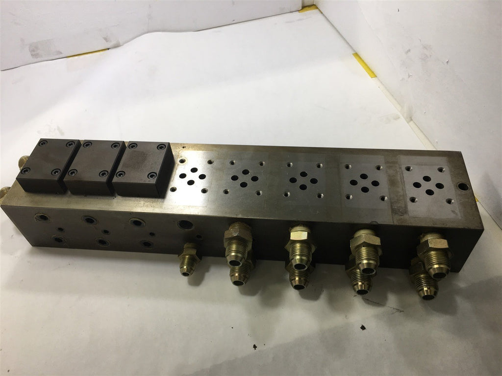 HYDRAULIC MANIFOLD WITH FITTINGS AS PICTURED--NO DATA PLATE